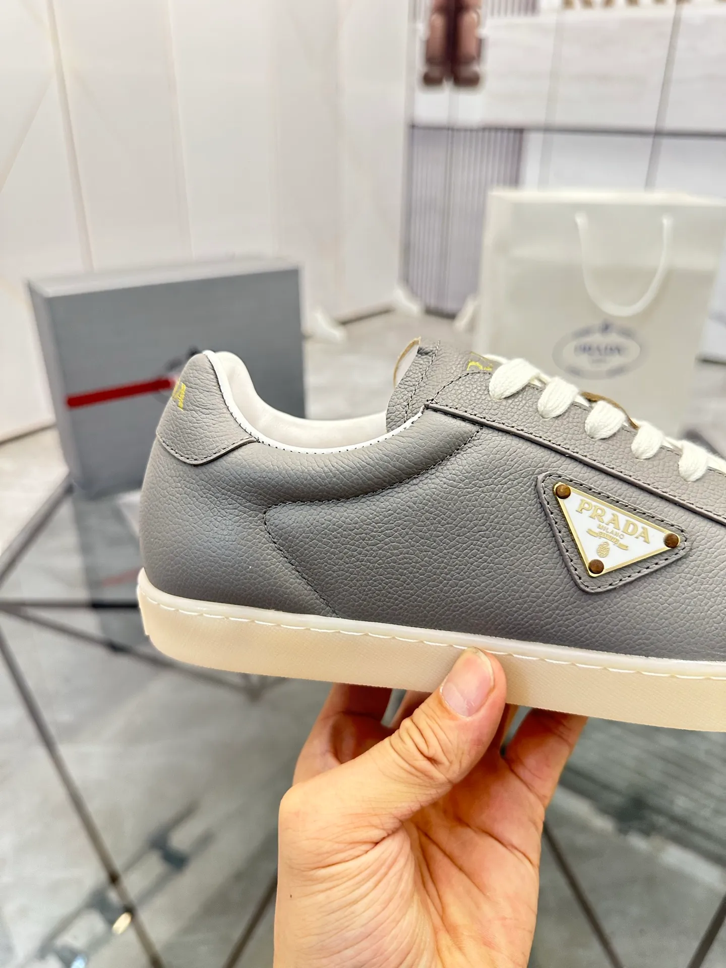 Men's shoes for sale 💰: 💰P540¥ High-end top quality Product trademark: Prada *"Prada*" low-top casual shoes Regular size: 38-45 (can be customized to 46) Product materials: imported first-layer cowhide for the upper, water-dyed cowhide lining, cowhide feet, original outsole. No.: 001